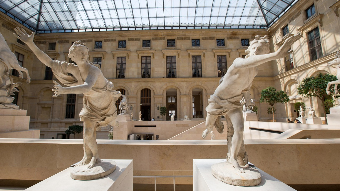 Париж та його український профіль. Авіатур