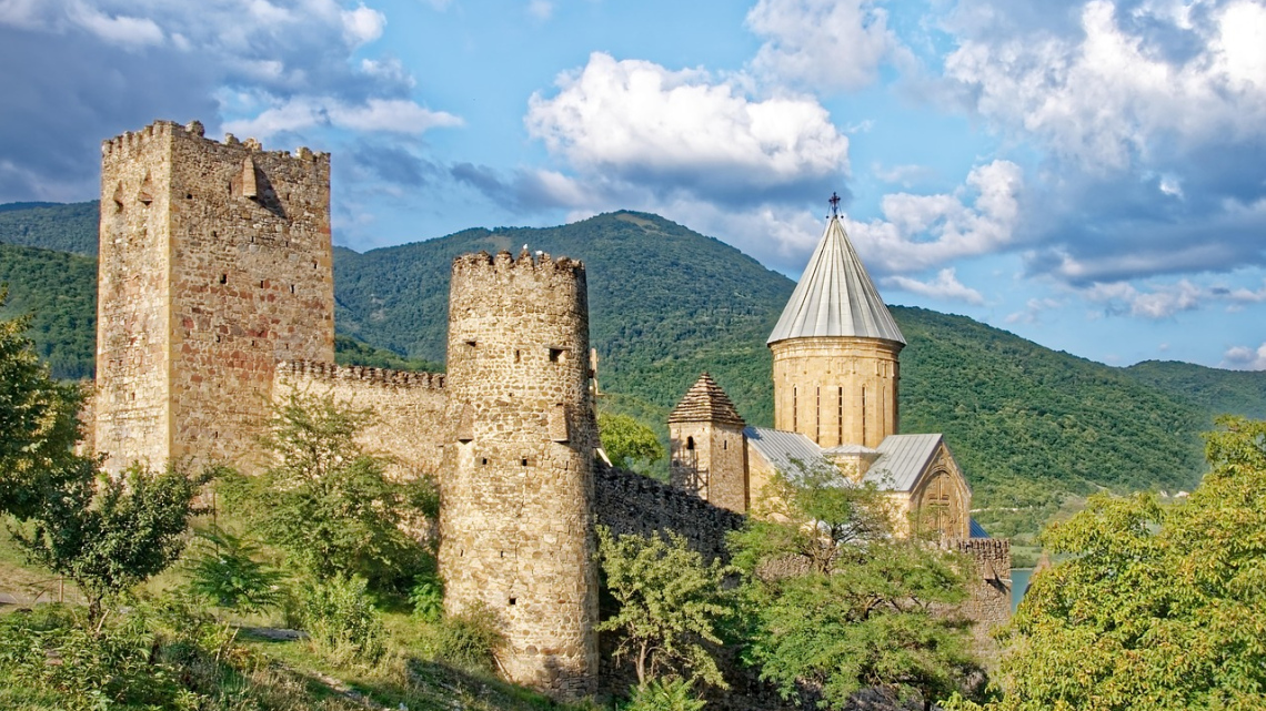 Грузинські канікули: атмосферний Тбілісі, величні гори Казбегі та винна Кахетія